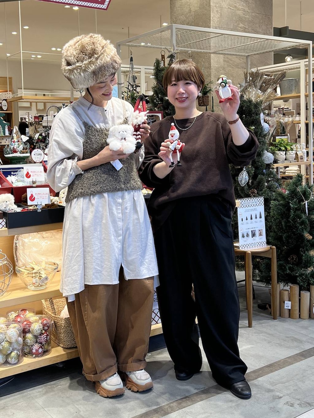イエロー系のその他パンツ、ブラック系のその他パンツ、ブラウン系のニット/セーターを着用したレディースの秋コーディネートの3枚目の写真