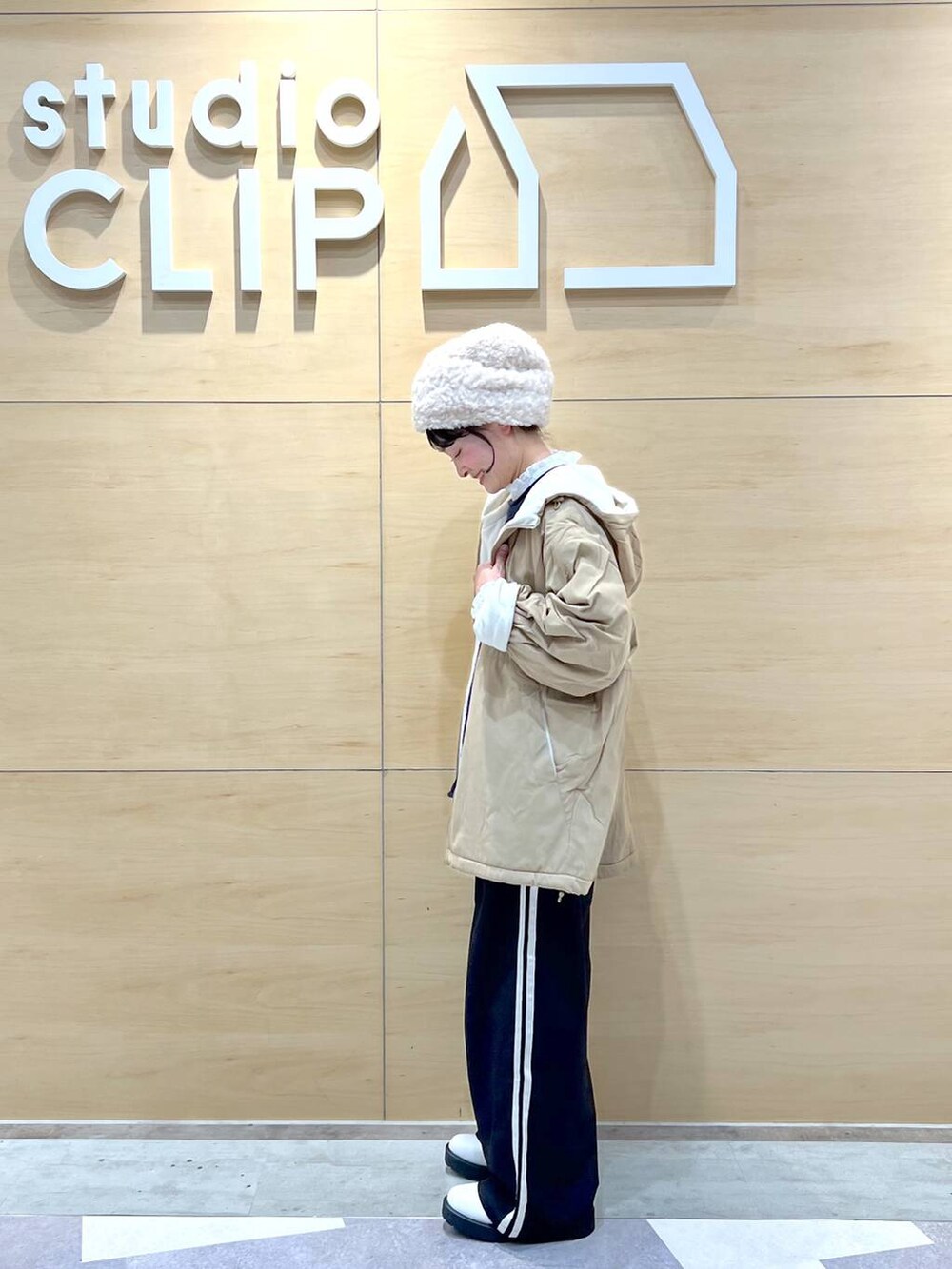 「ベスト、ワイドパンツ、アウター、クリップアウター_studioCLIP、セールおすすめコーデ_studio CLIP、撥水、ブーツ、ブラウス、セールコーデ、冬コーデ、低身長、ナチュラル、ベーシック/シンプル、テーマパーク、女子会」|「studio CLIPの【一部店舗先行発売/撥水加工】フリースリバーシブルコート(ブルゾン、ベージュ系)」を使った、ともちんさん(レディース・153cm)の冬コーディネートの3枚目の写真