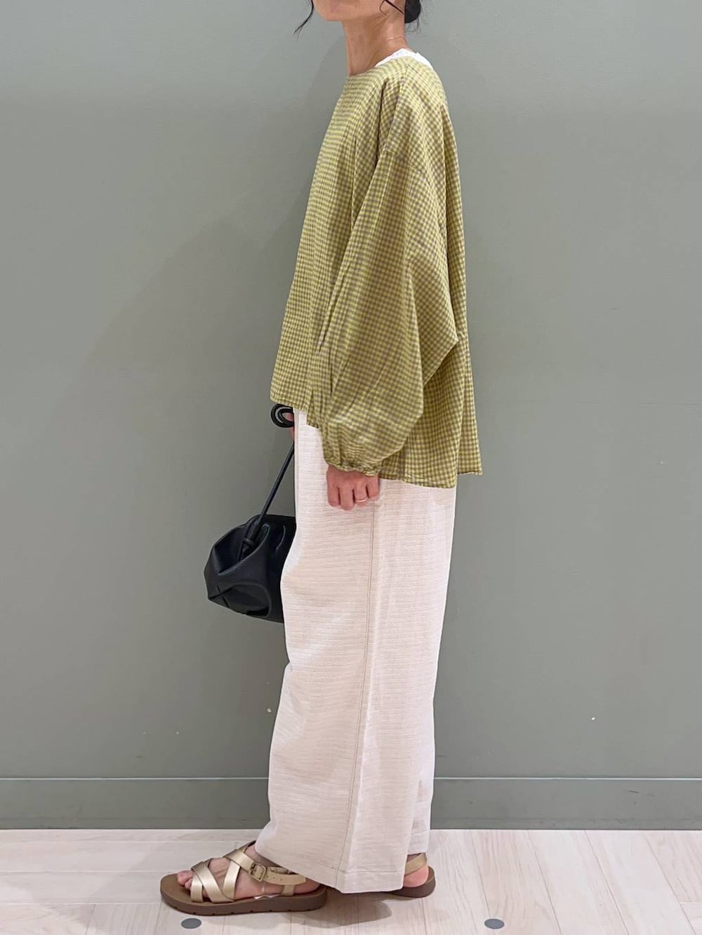 ブラック系のショルダーバッグ、その他のサンダル、ホワイト系のタンクトップを着用したレディースの夏コーディネートの3枚目の写真