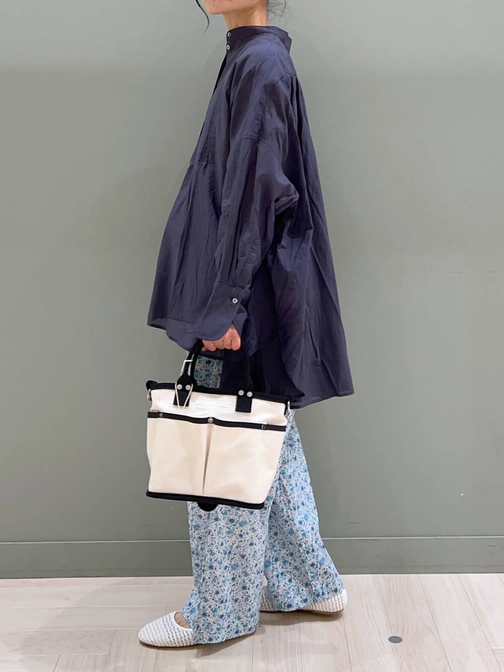 ホワイト系のパンプス、ブルー系のその他パンツを着用したレディースの春コーディネートの3枚目の写真