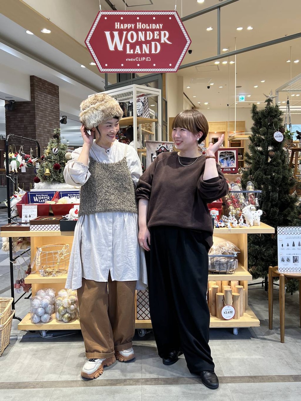 イエロー系のその他パンツ、ブラック系のその他パンツ、ブラウン系のニット/セーターを着用したレディースの秋コーディネートの7枚目の写真
