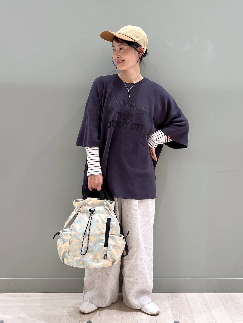 その他のその他パンツ、その他のTシャツ/カットソー、グリーン系のトートバッグを着用したレディースの春コーディネートの2枚目の写真