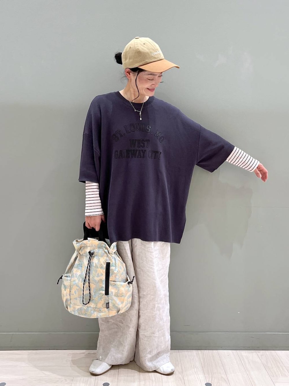 その他のその他パンツ、その他のTシャツ/カットソー、グリーン系のトートバッグを着用したレディースの春コーディネートの4枚目の写真