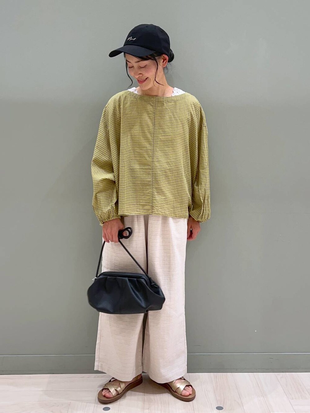 ブラック系のショルダーバッグ、その他のサンダル、ホワイト系のタンクトップを着用したレディースの夏コーディネートの2枚目の写真