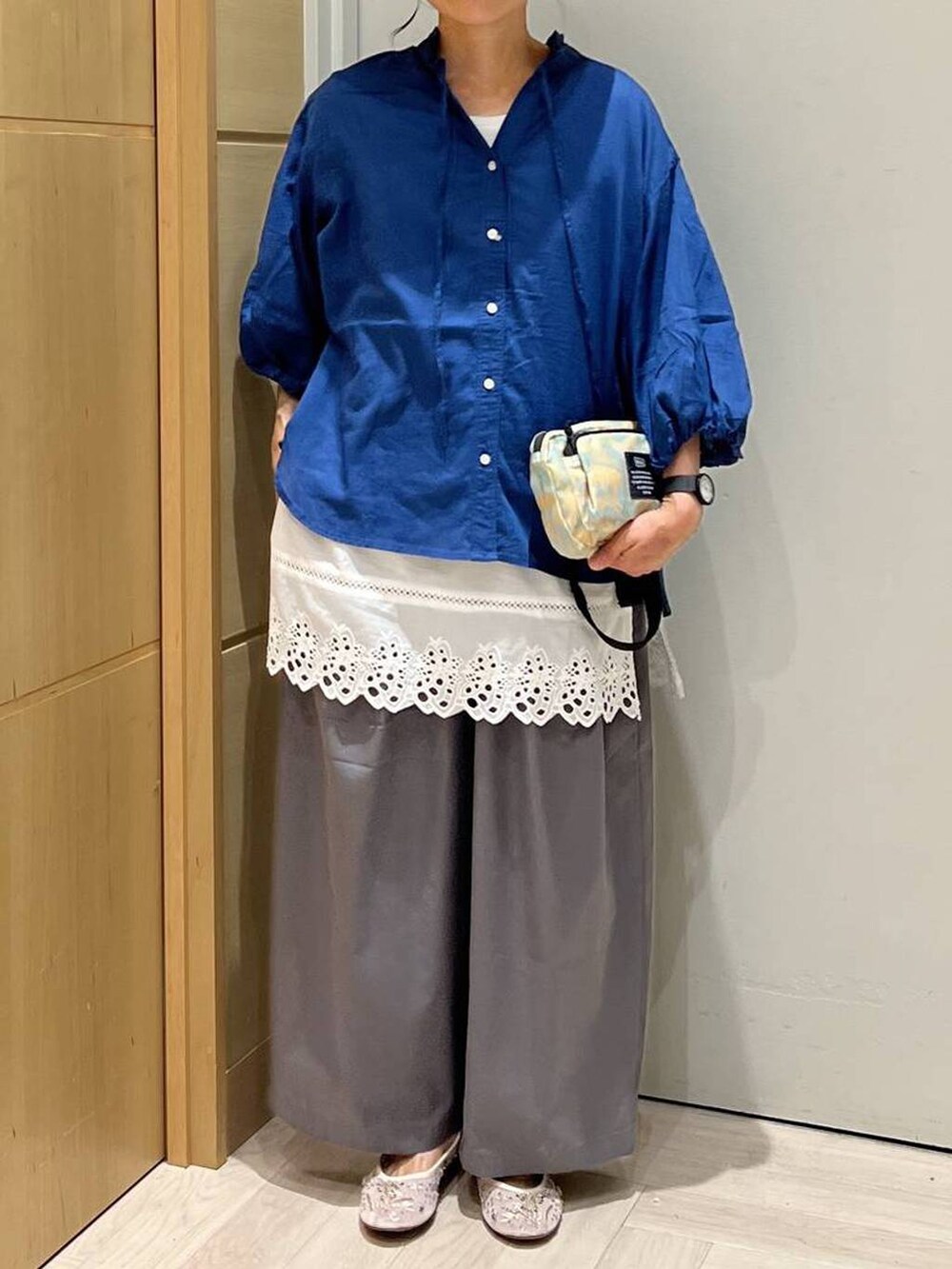 その他のその他パンツ、グリーン系のショルダーバッグ、ブルー系のシャツ/ブラウスを着用したレディースの夏コーディネートの2枚目の写真