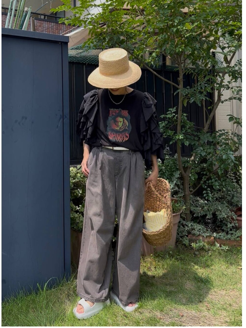 ブラック系のTシャツ/カットソー、ブラウン系のデニムパンツ、ベージュ系のハットを着用したレディースの秋コーディネートの4枚目の写真