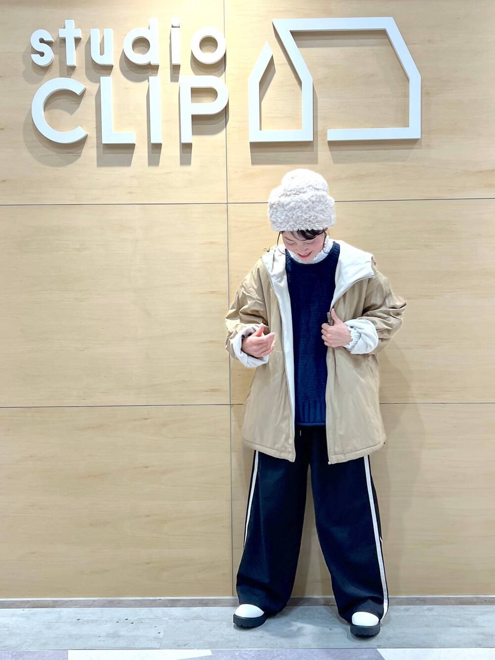 「ベスト、ワイドパンツ、アウター、クリップアウター_studioCLIP、セールおすすめコーデ_studio CLIP、撥水、ブーツ、ブラウス、セールコーデ、冬コーデ、低身長、ナチュラル、ベーシック/シンプル、テーマパーク、女子会」|「studio CLIPの【一部店舗先行発売/撥水加工】フリースリバーシブルコート(ブルゾン、ベージュ系)」を使った、ともちんさん(レディース・153cm)の冬コーディネートの2枚目の写真
