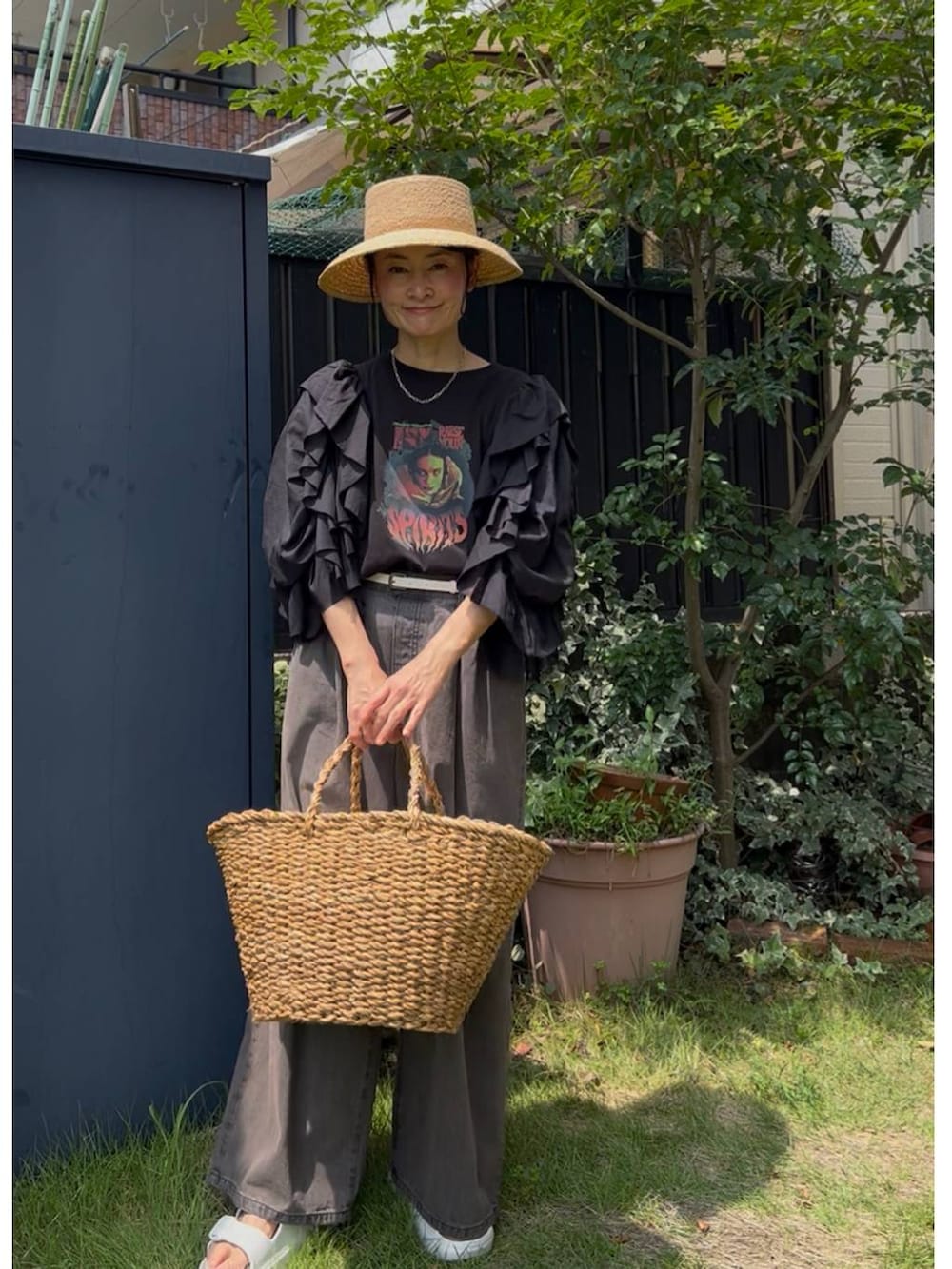 ブラック系のTシャツ/カットソー、ブラウン系のデニムパンツ、ベージュ系のハットを着用したレディースの秋コーディネートの2枚目の写真