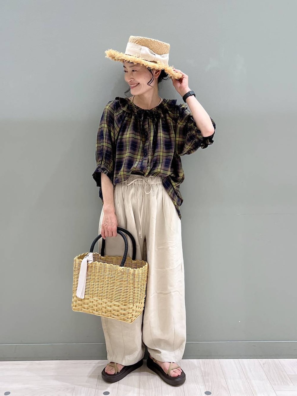ベージュ系のかごバッグ、ベージュ系のサンダル、ベージュ系のその他パンツを着用したレディースの夏コーディネートの6枚目の写真
