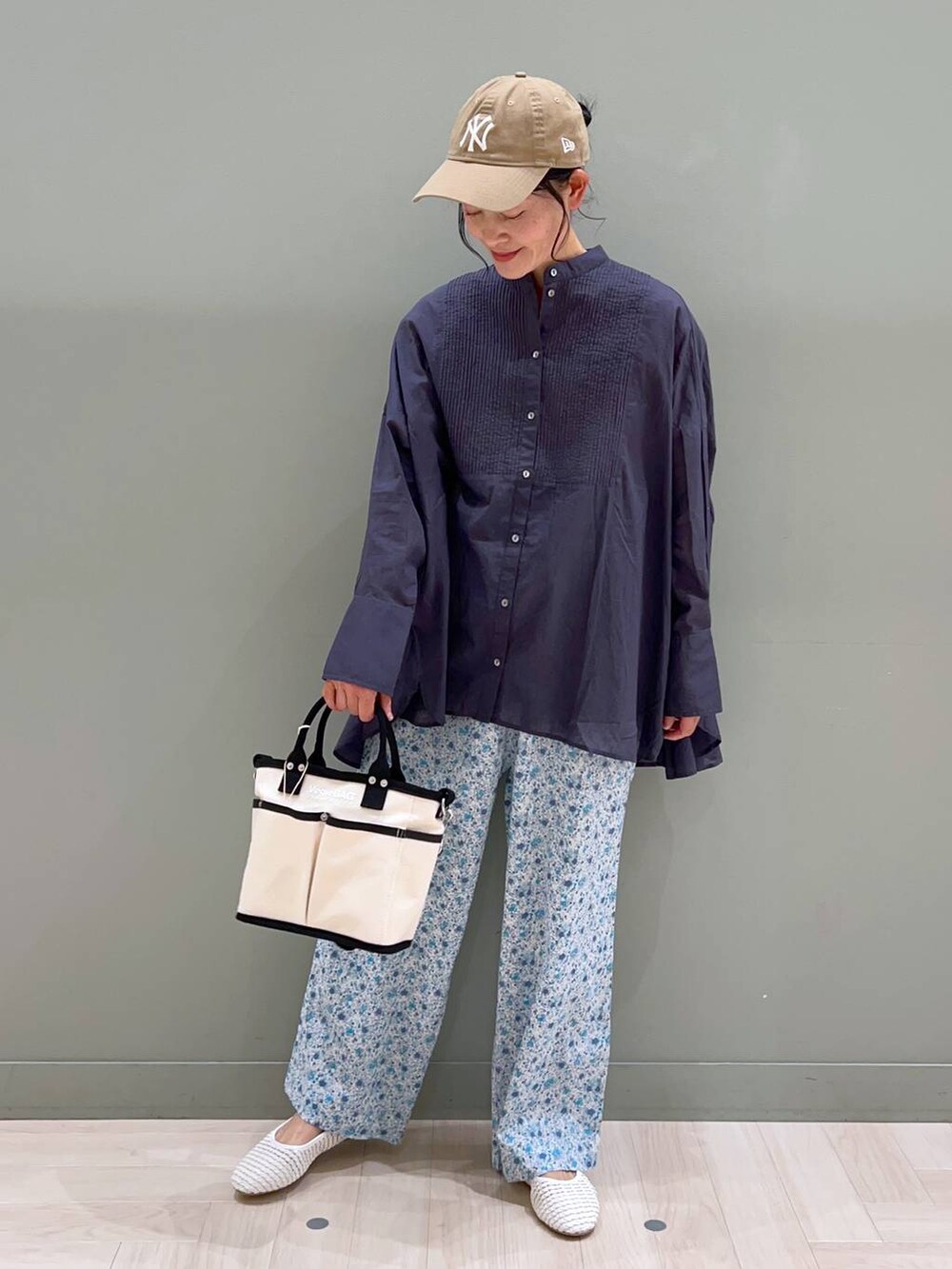 ホワイト系のパンプス、ブルー系のその他パンツを着用したレディースの春コーディネートの5枚目の写真