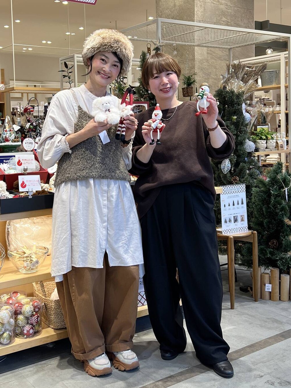 イエロー系のその他パンツ、ブラック系のその他パンツ、ブラウン系のニット/セーターを着用したレディースの秋コーディネートの4枚目の写真