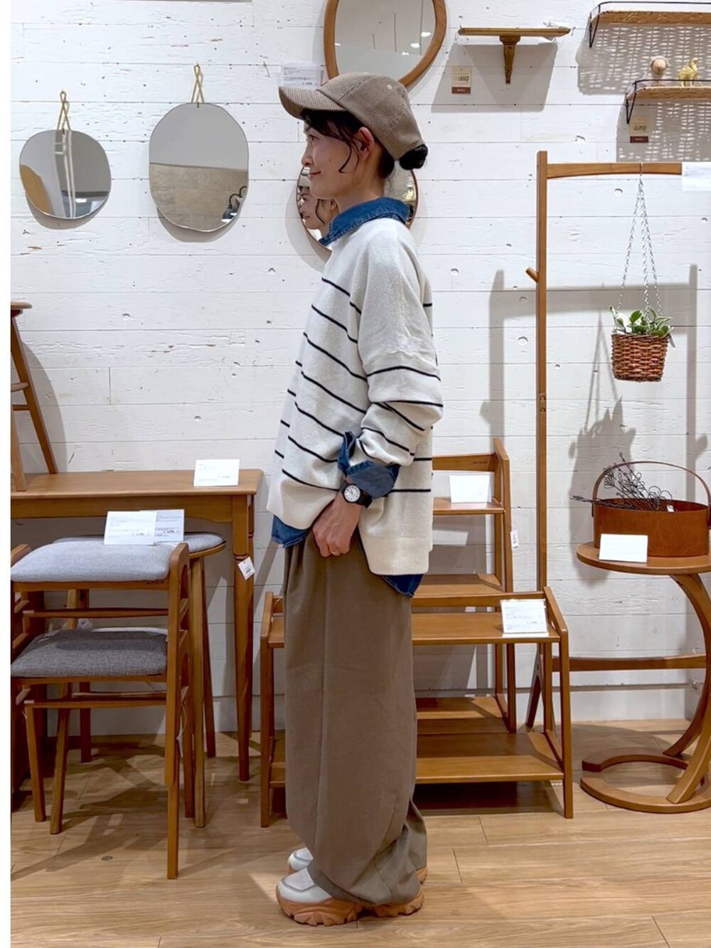 その他のその他パンツ、その他のトートバッグ、ブルー系のシャツ/ブラウスを着用したレディースの秋コーディネートの3枚目の写真