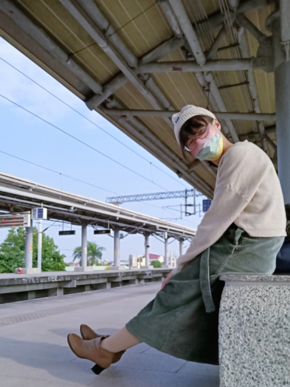 シルバー系のその他シューズを着用したレディースの冬コーディネートの2枚目の写真