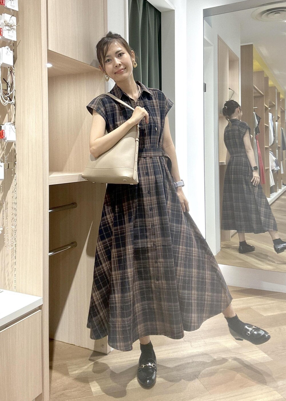 ブルー系のワンピース、ブラック系のローファー、ベージュ系のショルダーバッグを着用したレディースの夏コーディネートの7枚目の写真