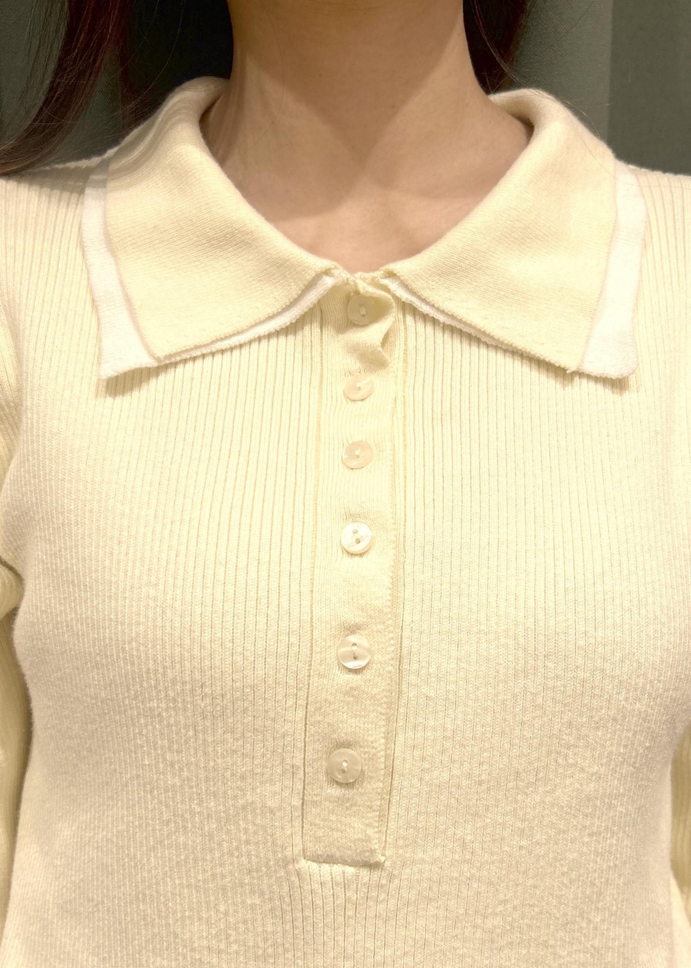 グレー系のテーラードジャケット、ホワイト系のトートバッグ、ブルー系のチノパンツを着用したレディースの冬コーディネートの10枚目の写真