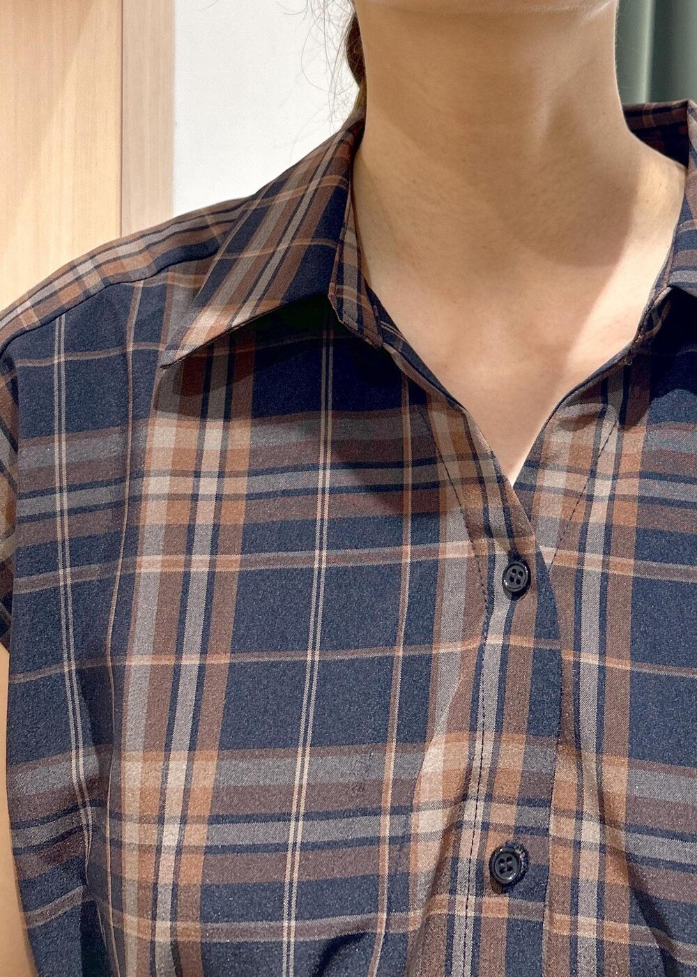 ブルー系のワンピース、ブラック系のローファー、ベージュ系のショルダーバッグを着用したレディースの夏コーディネートの8枚目の写真