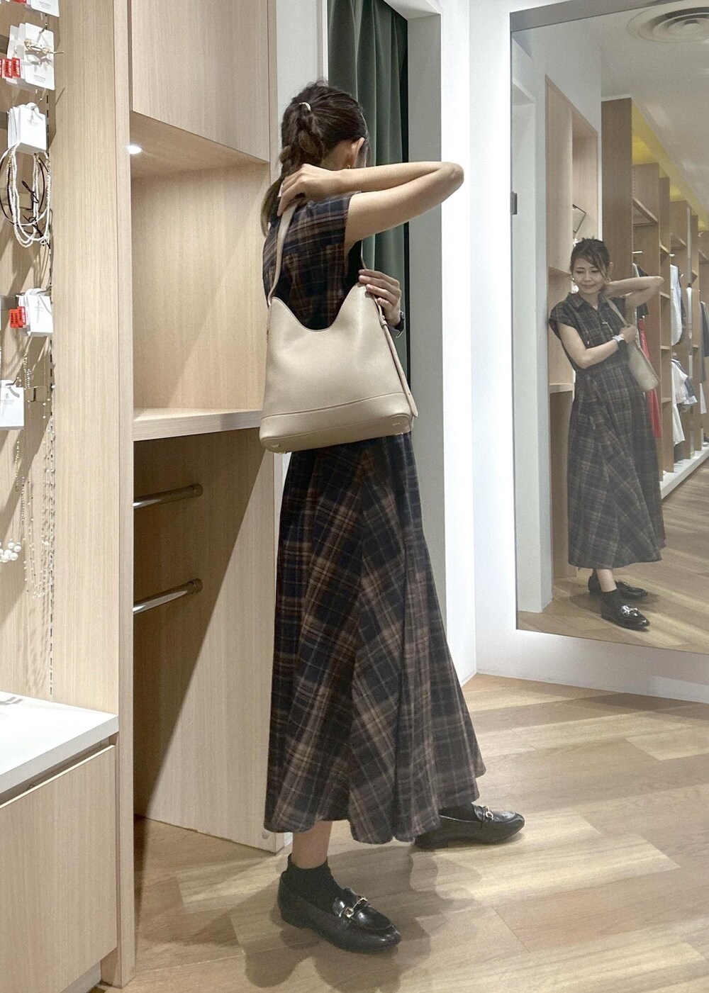 ブルー系のワンピース、ブラック系のローファー、ベージュ系のショルダーバッグを着用したレディースの夏コーディネートの5枚目の写真