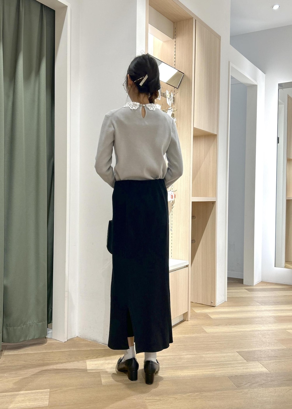 ブラック系のローファー、ブラック系のショルダーバッグ、グレー系のニット/セーターを着用したレディースの冬コーディネートの4枚目の写真