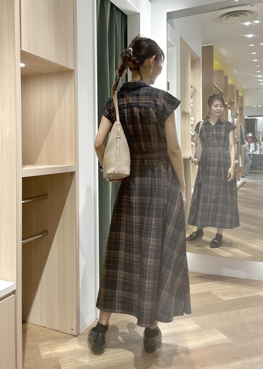 ブルー系のワンピース、ブラック系のローファー、ベージュ系のショルダーバッグを着用したレディースの夏コーディネートの4枚目の写真