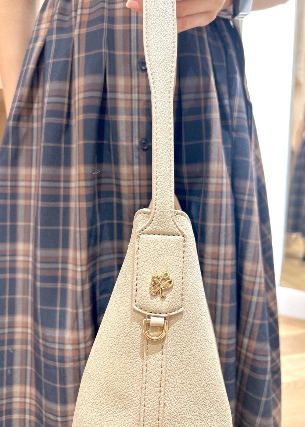 ブルー系のワンピース、ブラック系のローファー、ベージュ系のショルダーバッグを着用したレディースの夏コーディネートの10枚目の写真