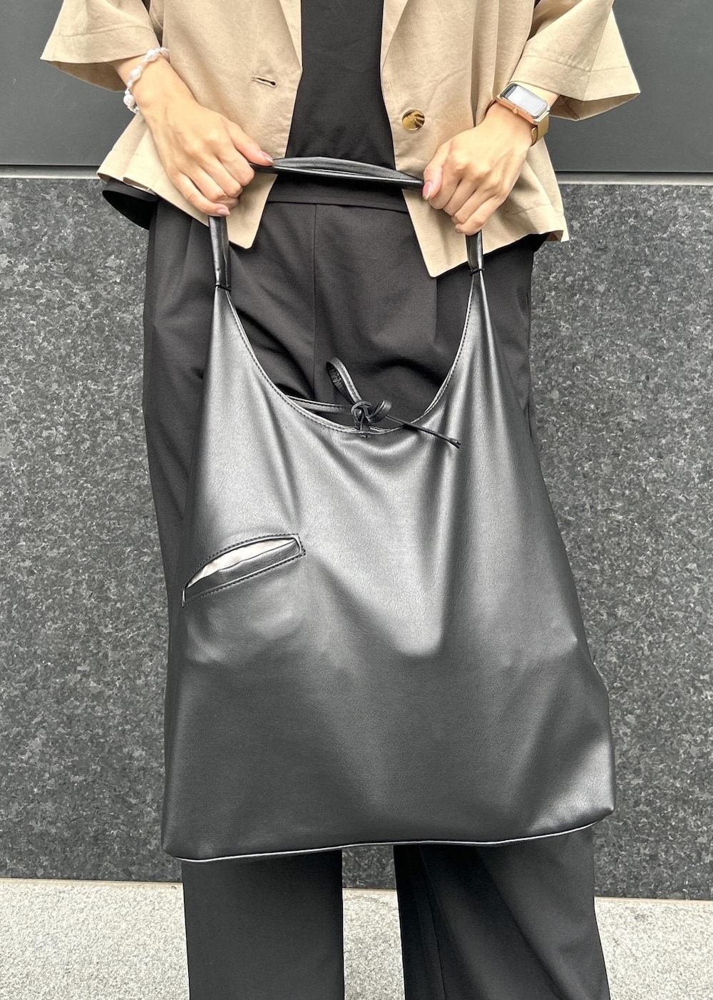 ブラック系のトートバッグ、ブラック系のつなぎ/オールインワン、ブラック系のサンダルを着用したレディースの春コーディネートの9枚目の写真