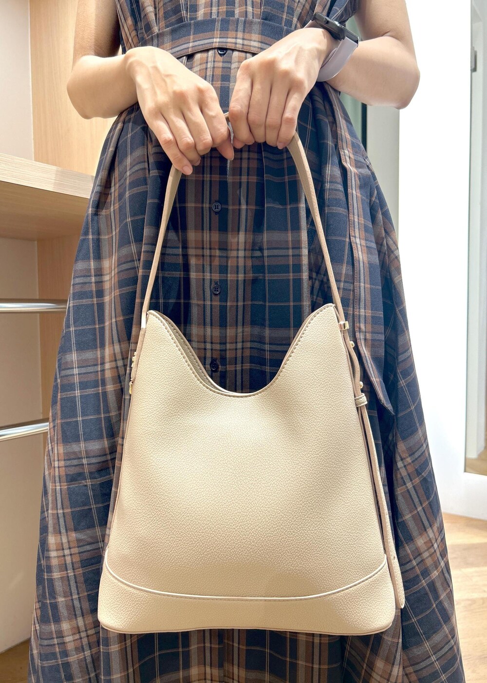 ブルー系のワンピース、ブラック系のローファー、ベージュ系のショルダーバッグを着用したレディースの夏コーディネートの9枚目の写真