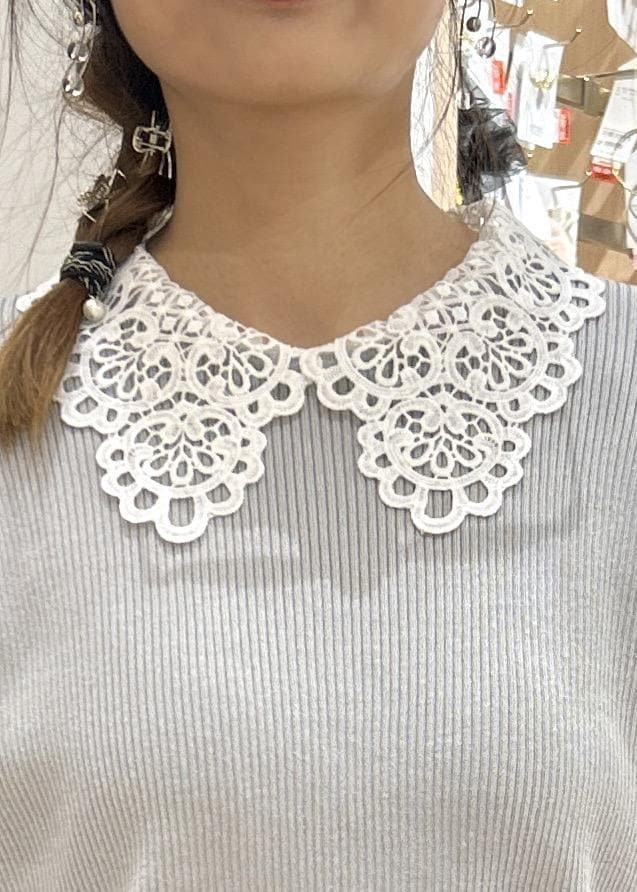 ブラック系のローファー、ブラック系のショルダーバッグ、グレー系のニット/セーターを着用したレディースの冬コーディネートの7枚目の写真