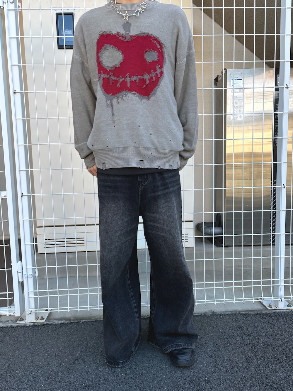 ベージュ系のニット/セーター、ブラウン系のダウンジャケット/コート、グレー系のデニムパンツを着用したメンズの冬コーディネートの2枚目の写真