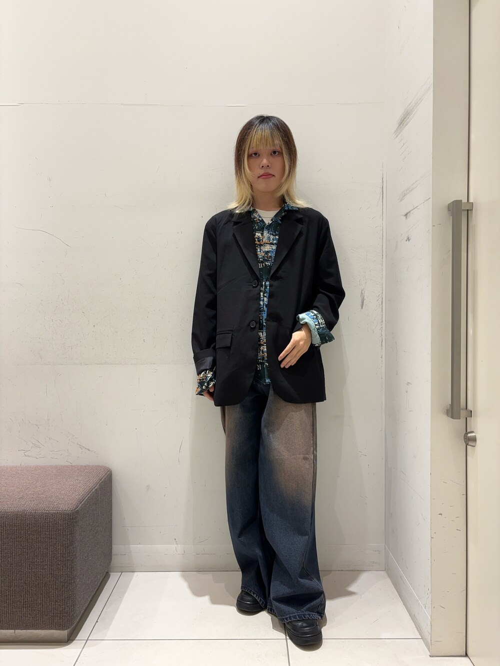 ブルー系のシャツ/ブラウス、ブラック系のその他アウター、ブルー系のデニムパンツを着用したメンズの秋コーディネートの2枚目の写真