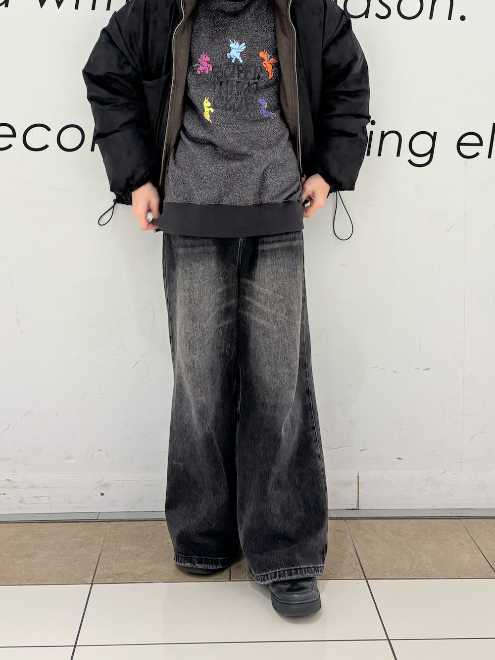 グレー系のスウェット、ブラウン系のダウンジャケット/コート、グレー系のデニムパンツを着用したメンズの冬コーディネートの2枚目の写真