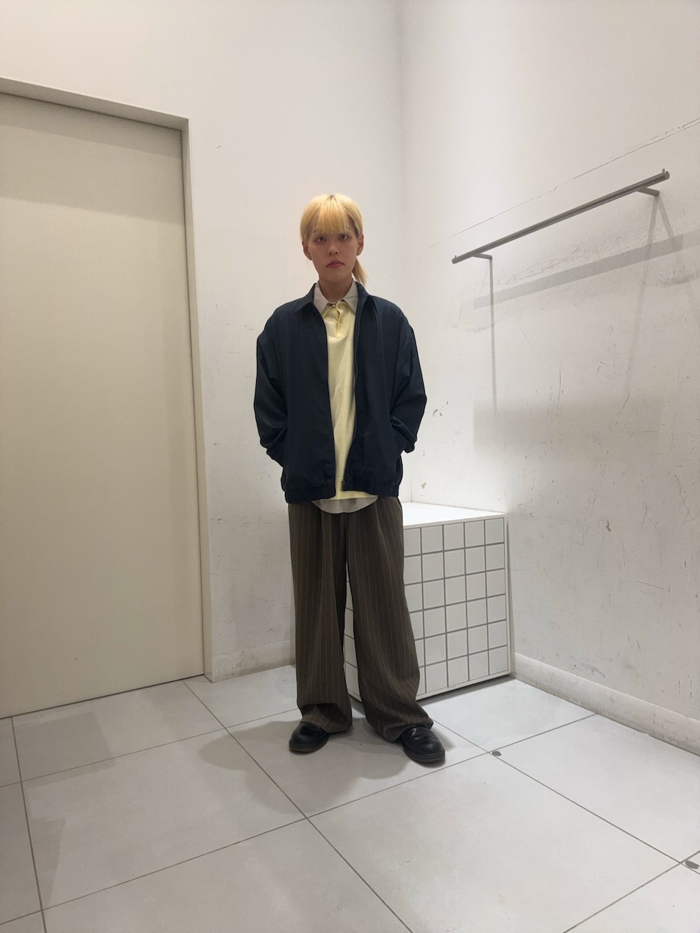 ブルー系のその他パンツ、ベージュ系のシャツ/ブラウス、ブルー系のブルゾンを着用したメンズの春コーディネートの2枚目の写真