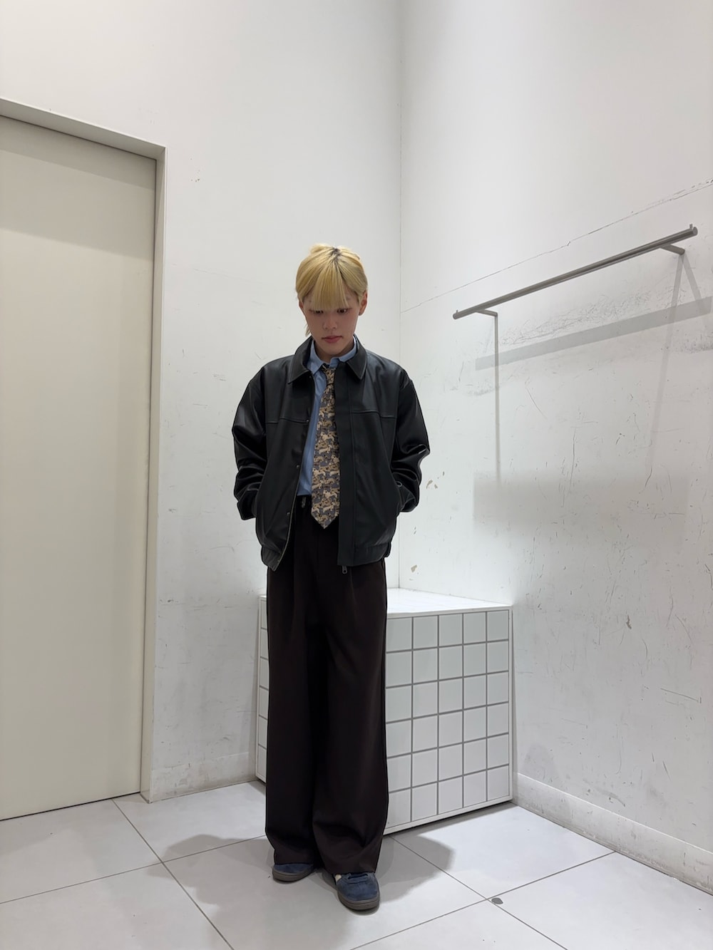 ブラウン系のその他パンツ、ブラック系のブルゾン、ブルー系のシャツ/ブラウスを着用したメンズの冬コーディネートの2枚目の写真