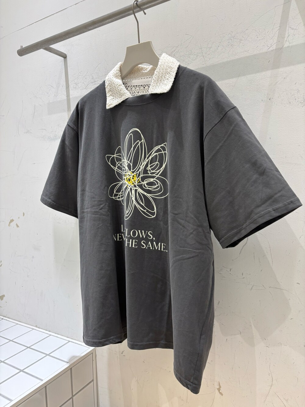 ホワイト系のシャツ/ブラウス、ブラウン系のその他パンツ、グレー系のショルダーバッグを着用したメンズの夏コーディネートの2枚目の写真