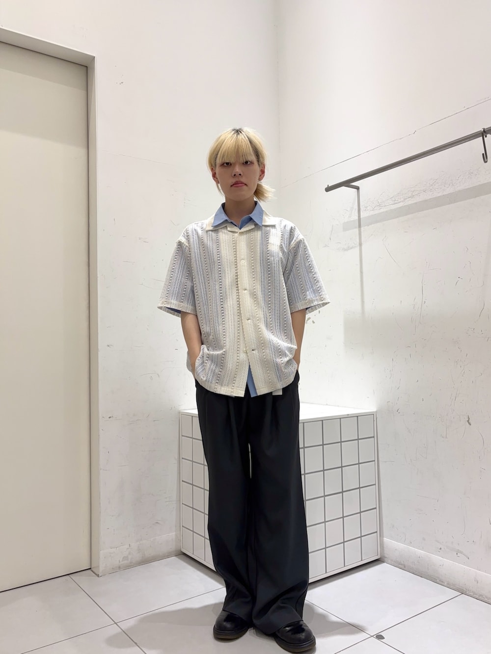 ブルー系のシャツ/ブラウス、ホワイト系のシャツ/ブラウス、グレー系のその他パンツを着用したメンズの春コーディネートの2枚目の写真