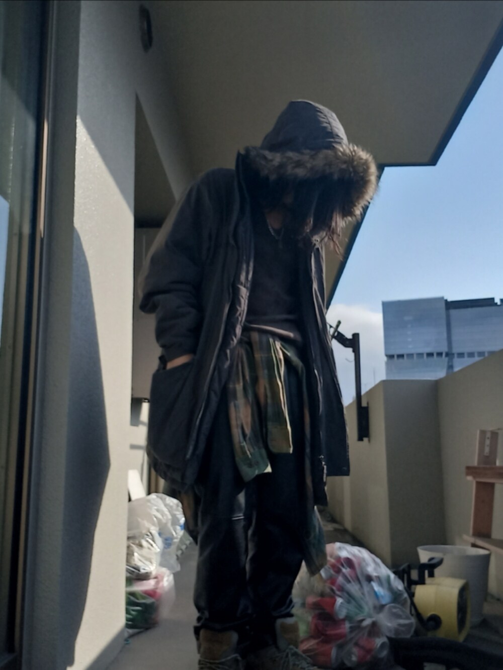 グレー系のナイロンジャケット、ブラウン系のシャツ/ブラウス、ブラック系のその他パンツを着用したメンズの冬コーディネートの4枚目の写真