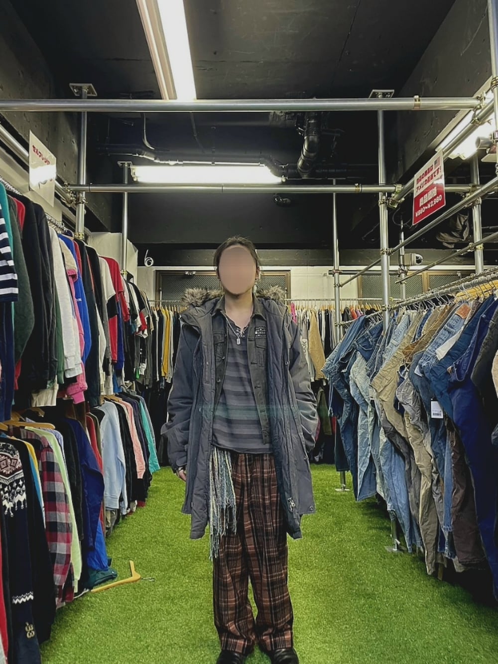 グレー系のナイロンジャケット、ブラウン系のシャツ/ブラウス、ブラック系のその他パンツを着用したメンズの冬コーディネートの3枚目の写真