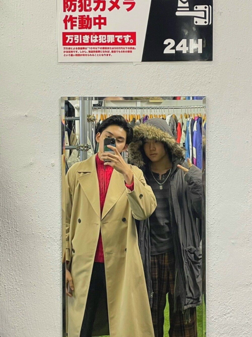 グレー系のナイロンジャケット、ブラウン系のシャツ/ブラウス、ブラック系のその他パンツを着用したメンズの冬コーディネートの2枚目の写真