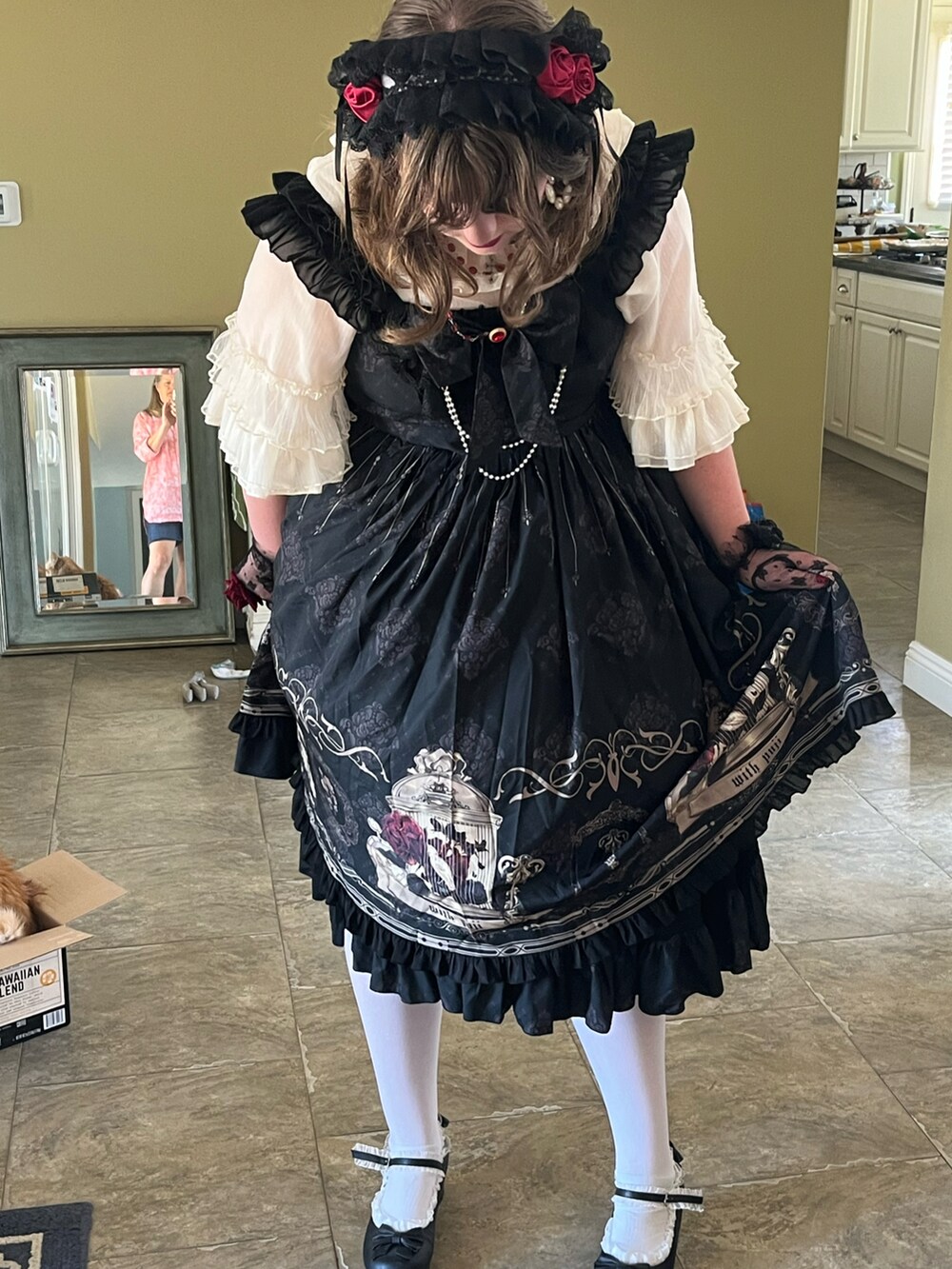 ブラック系のドレス、ベージュ系のその他トップスを着用したレディースの夏コーディネートの2枚目の写真