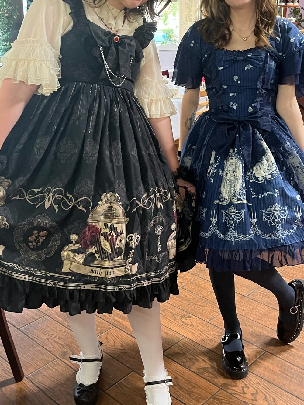 ブラック系のドレス、ベージュ系のその他トップスを着用したレディースの夏コーディネートの3枚目の写真