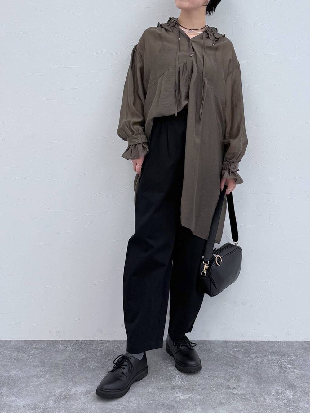 ブラック系のその他パンツを着用したレディースの春コーディネートの6枚目の写真