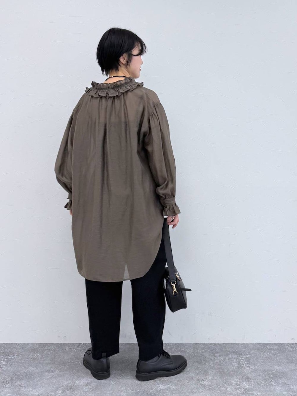 ブラック系のその他パンツを着用したレディースの春コーディネートの3枚目の写真