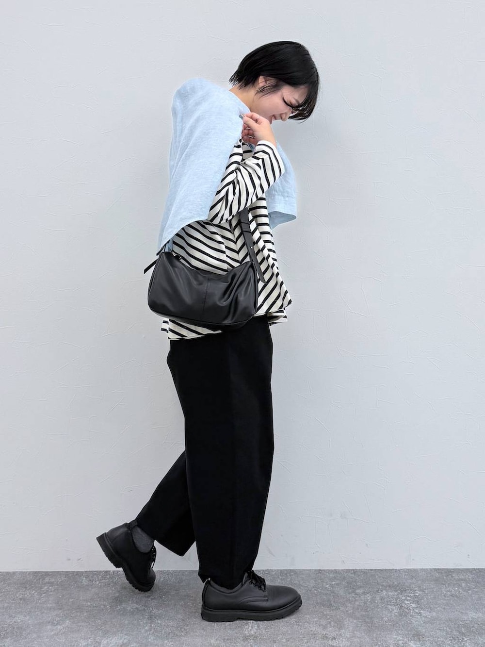 ブラック系のその他パンツ、その他のTシャツ/カットソーを着用したレディースの春コーディネートの4枚目の写真