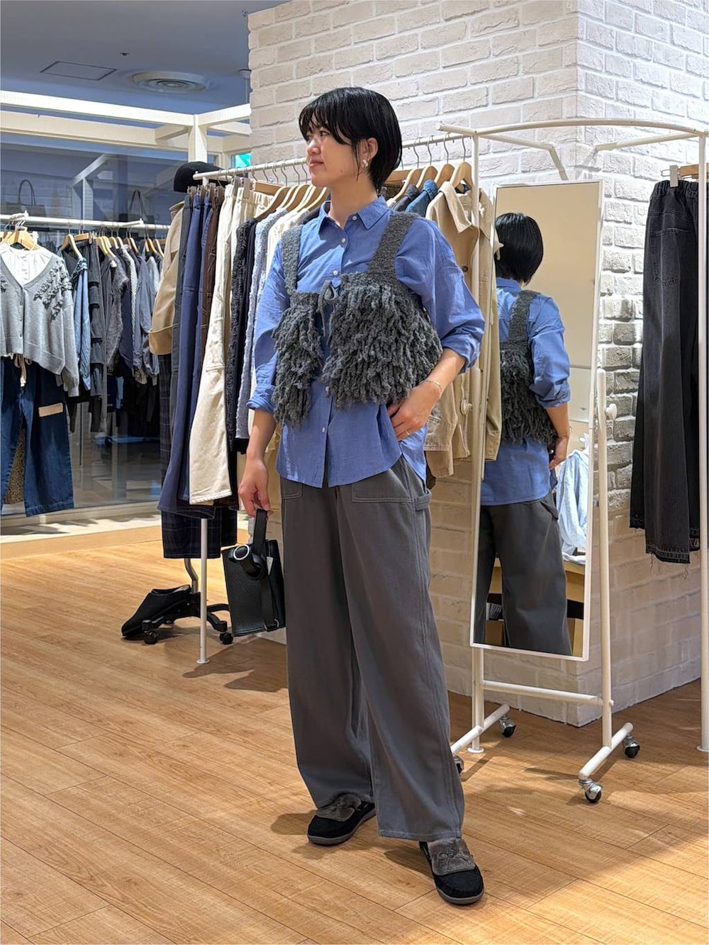 グレー系のニット/セーター、その他のその他パンツ、ブラック系のモカシン/デッキシューズを着用したレディースの秋コーディネートの2枚目の写真