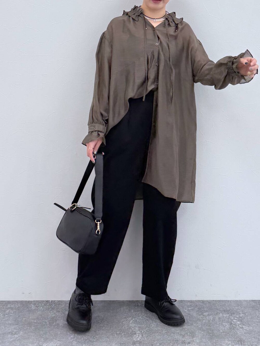 ブラック系のその他パンツを着用したレディースの春コーディネートの4枚目の写真