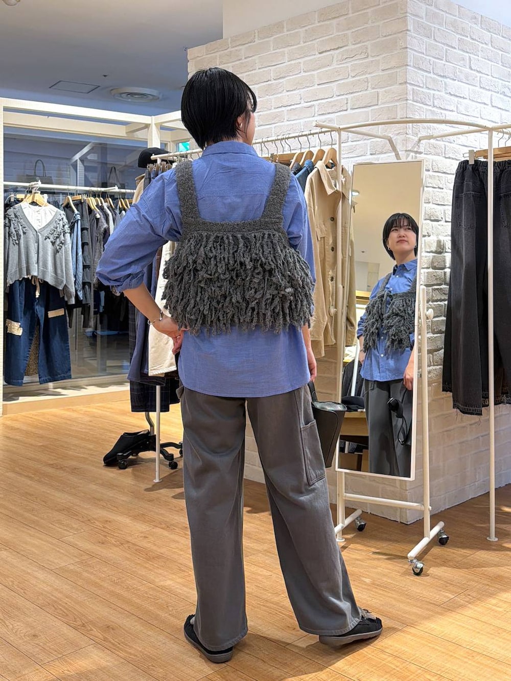 グレー系のニット/セーター、その他のその他パンツ、ブラック系のモカシン/デッキシューズを着用したレディースの秋コーディネートの4枚目の写真