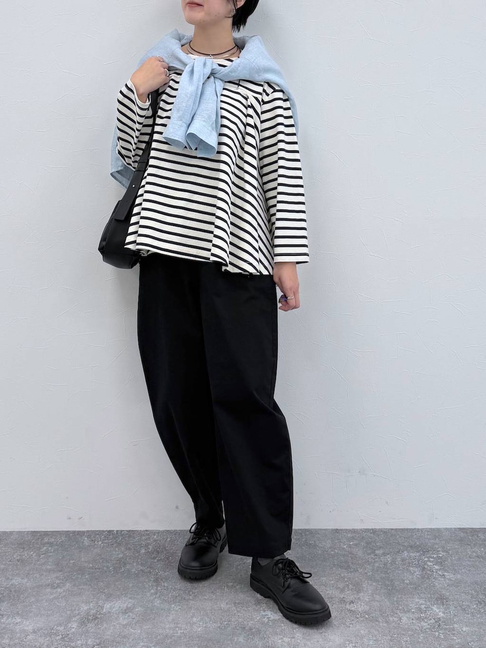 ブラック系のその他パンツ、その他のTシャツ/カットソーを着用したレディースの春コーディネートの6枚目の写真