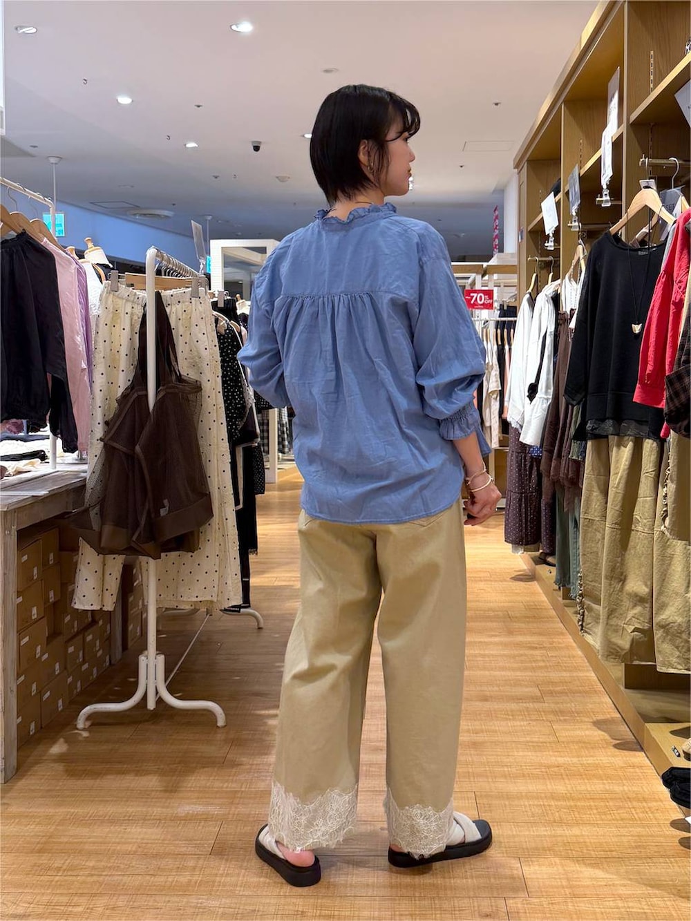 ベージュ系のデニムパンツ、ベージュ系のシャツ/ブラウス、ブルー系のシャツ/ブラウスを着用したレディースの秋コーディネートの3枚目の写真