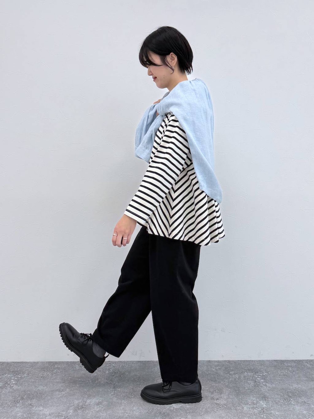 ブラック系のその他パンツ、その他のTシャツ/カットソーを着用したレディースの春コーディネートの2枚目の写真