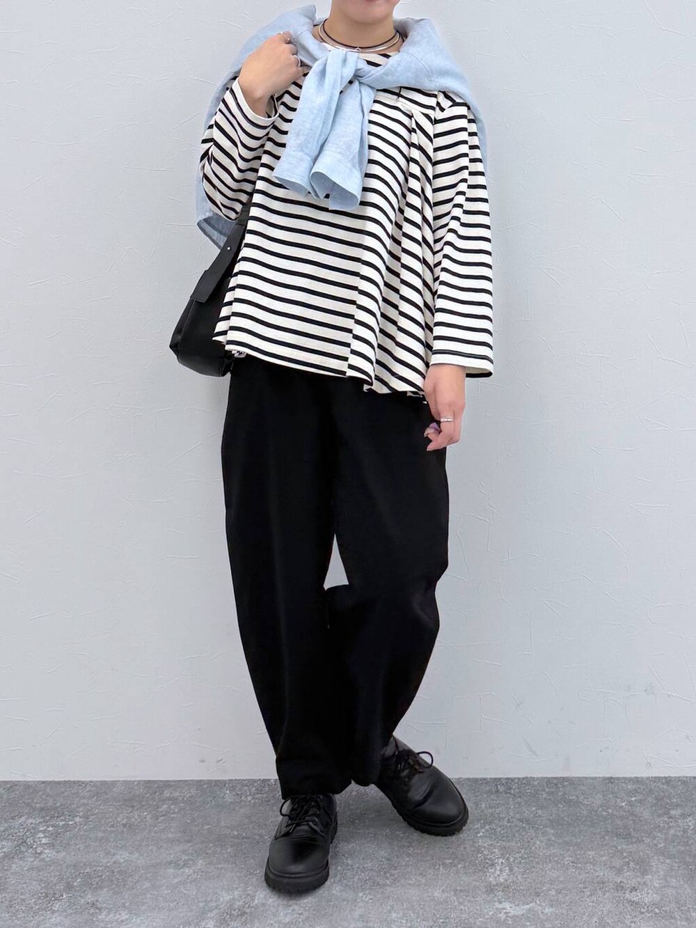 ブラック系のその他パンツ、その他のTシャツ/カットソーを着用したレディースの春コーディネートの5枚目の写真