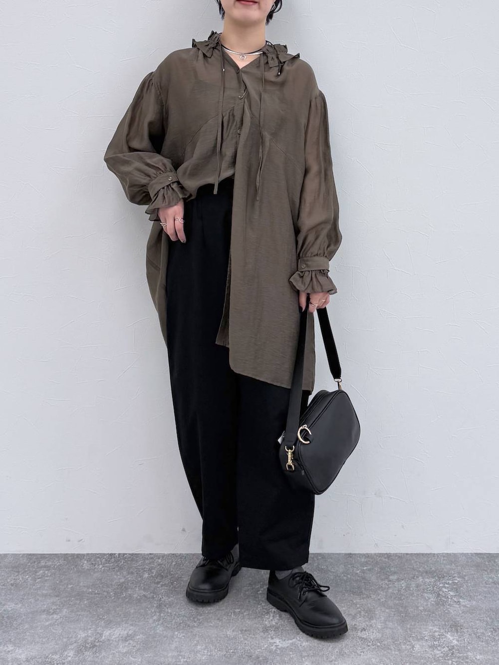 ブラック系のその他パンツを着用したレディースの春コーディネートの5枚目の写真